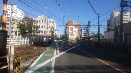 府中市 京王線 東府中駅付近の踏切で電車と乗用車の衝突事故発生（令和８年４月２日）・・この踏切は以前も死亡事故が発生するなど、危険な踏切地帯（府中市議会議員　国民民主党　ゆうきりょう）