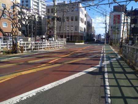（府中市）府中市内の踏切の安全対策で、AIで踏切内に取り残された人、自転車を検知するシステム導入を（府中市議会議員　ゆうきりょう）