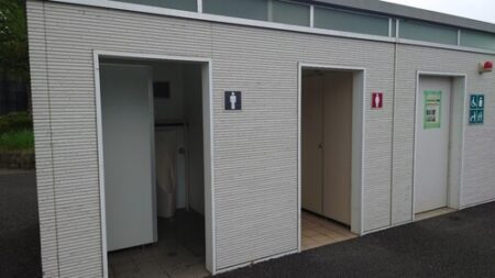 府中市 小柳公園の公衆トイレが修繕されました・・府中市の公園トイレ改善の要望をお寄せください（府中市議会議員　国民民主党　ゆうきりょう）
