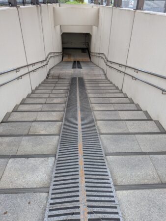 府中市 西府駅を南北に通行する際の自転車横断が困難、自転車も利用できるエレベータなど設置してほしい・・市民の方からの要望（府中市議会議員　国民民主党　ゆうきりょう）