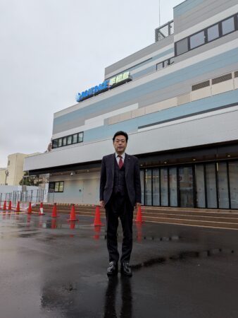 府中市 ボートレース平和島の第１期新スタンドの落成式・・「スタンドの１、２階の観覧席は海辺の公園のような爽やかな雰囲気」（府中市議会議員　国民民主党　ゆうきりょう）