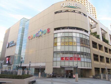（府中市）府中駅前「くるる」の中にある、子ども家庭支援センター「たっち」とパチンコ店が併存しているのに違和感（府中市議　ゆうきりょう）